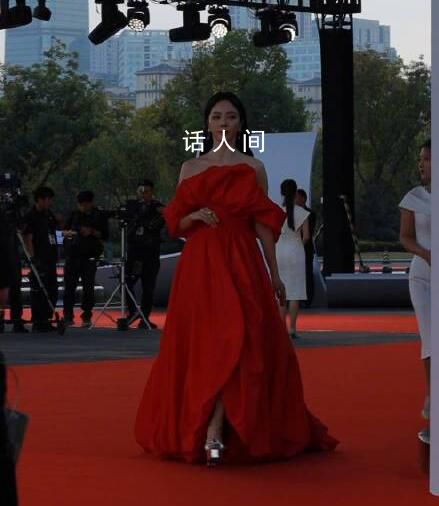 李思思從央視離職后首次露面 現(xiàn)身某一活動(dòng)慶典現(xiàn)場(chǎng)