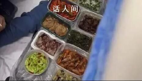 乘客自帶一桌飯菜在火車硬臥聚餐 感覺(jué)這一幕很溫馨