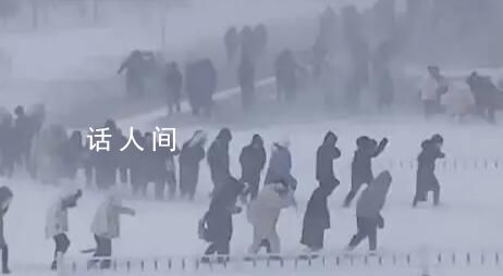 哈爾濱學生在暴風雪中艱難行走 街道路面猶如溜冰場