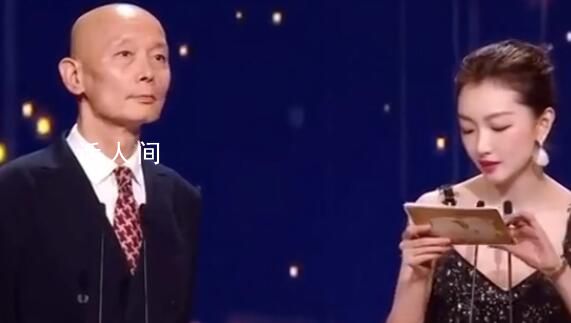 周冬雨金雞獎照念手稿引爭議 網友忍不住吐槽