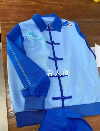 山東一學(xué)校校服被吐槽像壽衣 家長：是哪個(gè)領(lǐng)導(dǎo)拍板定的