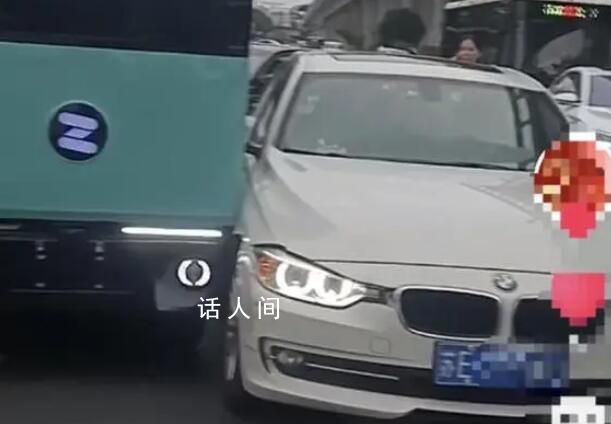 街頭無(wú)人快遞車變道與寶馬擦碰 指責(zé)無(wú)人駕駛快遞車是越實(shí)線變道造成的