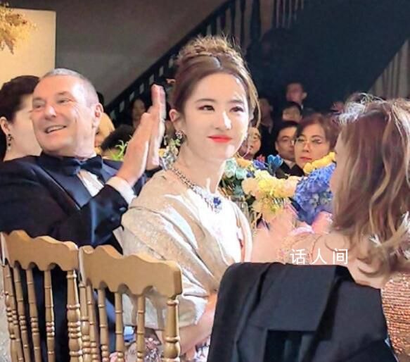 劉亦菲迪士尼公主出場 膚白貌美儀態(tài)萬方