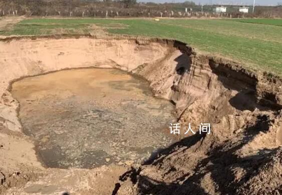 耕地被盜采砂石挖出足球場大坑 回應(yīng)：城管公安街道辦都在調(diào)查