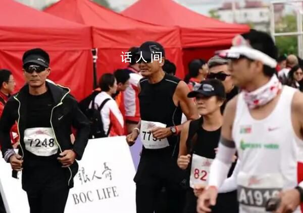 周潤發參加港珠澳大橋香港段半馬 大約8000人參與