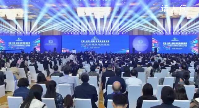 莫言活動現場調侃余華的字寫得難看 我要故意氣一下他