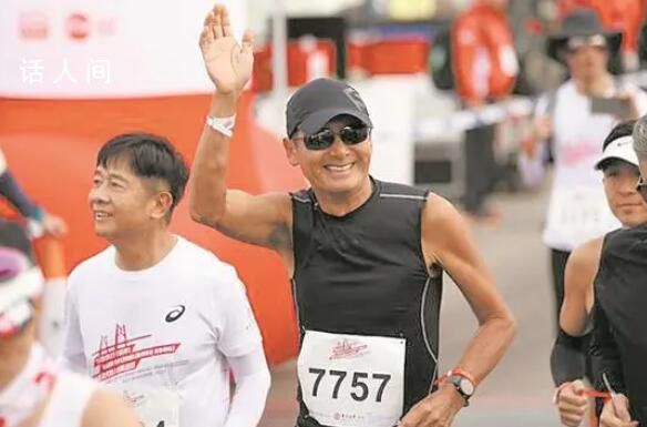 周潤發說跑半馬不累沿途打招呼累 并感謝大家沿途為他加油打氣
