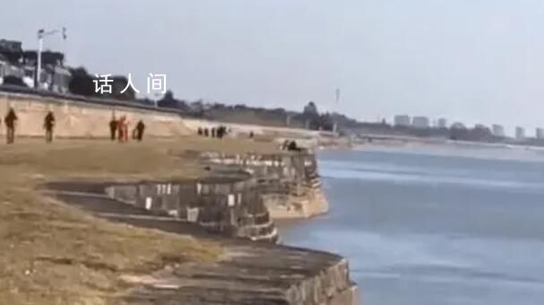 男子在錢塘江邊撒網捕魚被潮水卷走 救援力量正在江面進行打撈