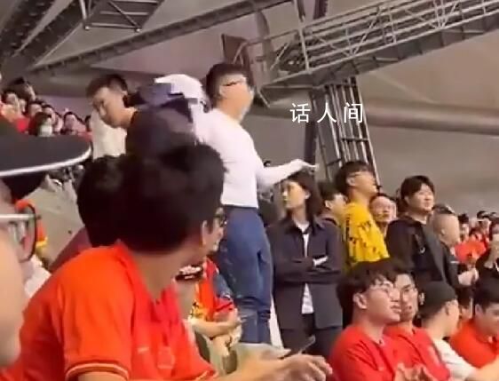 孫興慜球迷穿熱刺球衣挑釁被打 被現(xiàn)場國足球迷狂噓扔水瓶