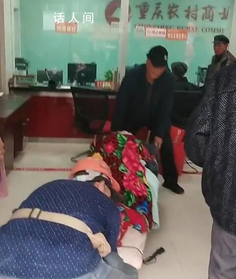 女子被擔架抬著至跪臺辦業務 引發網民熱議