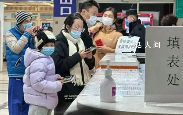 感染高峰有醫(yī)院急診等待超10小時 兒童醫(yī)院擠滿了患兒