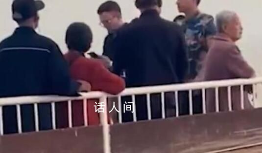 老太往兵馬俑坑內吐痰扔煙頭 工作人員：正在調查以官方通報為準