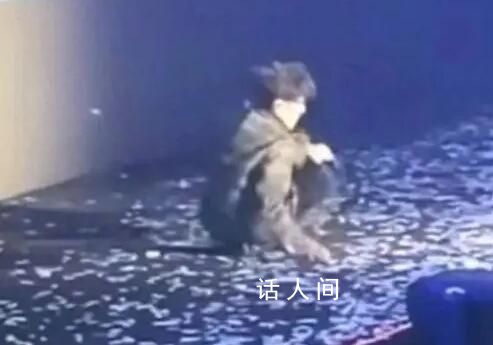 周傳雄在演唱會舞臺上意外摔倒 現場粉絲紛紛表示關心