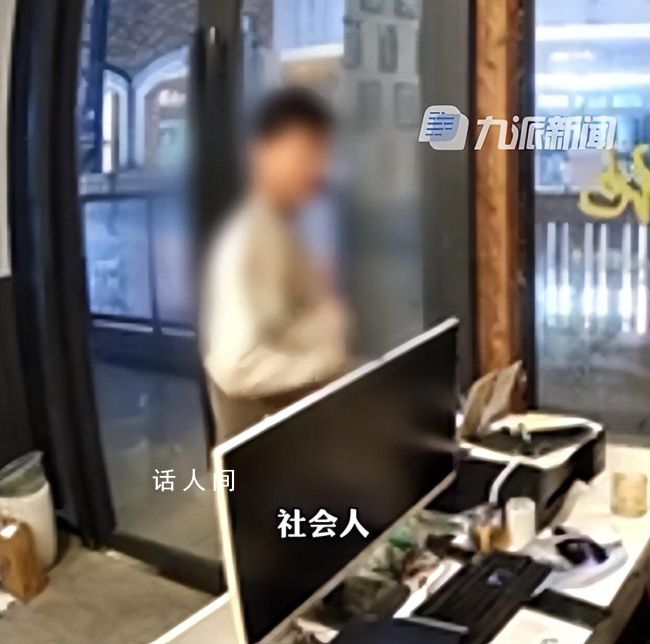 男孩想在腦門上文“天眼”當社會人 遭到老板拒絕