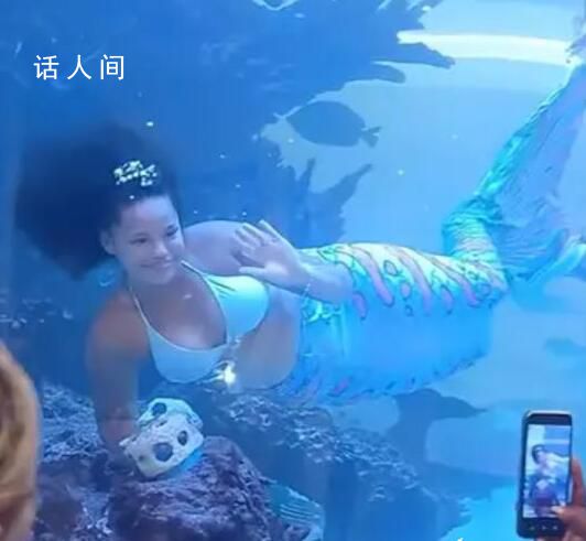 南非美人魚表演時尾部被卡住 在場的人恐怕都要為其捏一把汗