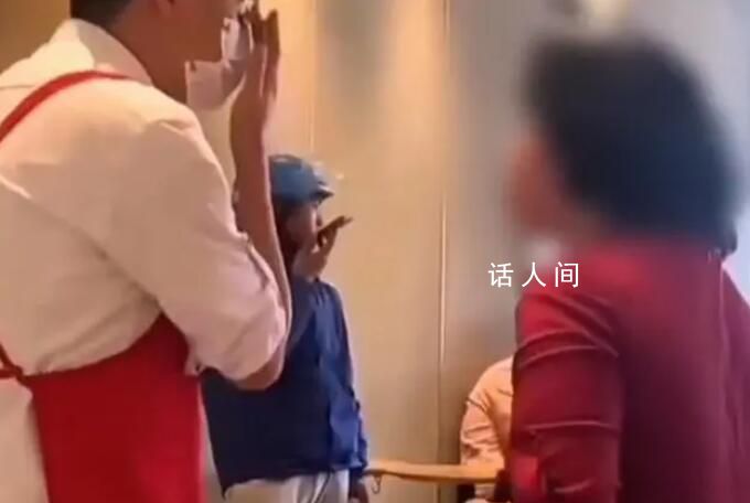 女子不滿外賣員進星巴克喊話驅趕 最后店員和商場保安將該女子請了出去