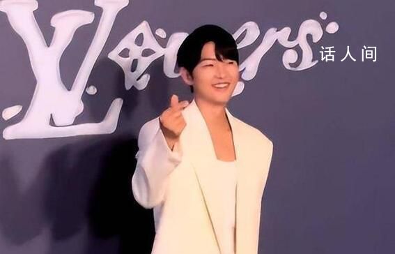 宋仲基LV大秀新造型突破 身著白色長西裝搭配半身裙