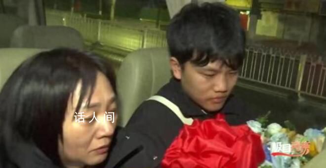 富豪認(rèn)親成功帶兒子參觀公司產(chǎn)業(yè) 解克鋒與離散多年的二兒子解清帥緊緊相擁