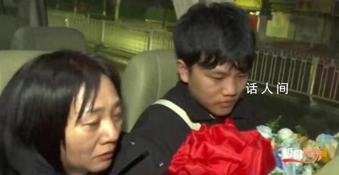 尋子億萬富豪和兒子吃團圓宴 母親給孩子喂第一口飯就淚流滿面