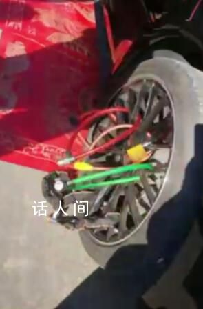 婚車被掛數(shù)十把鎖系親友鬧著玩 這是當?shù)囟嗄甑呐f俗