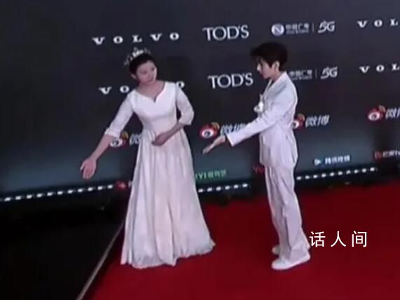 成毅和禮儀小姐互請(qǐng)下班 上次走錯(cuò)路這次互相引路