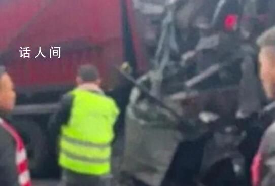 貴州一中巴被兩貨車夾擊面目全非 官方通報(bào)