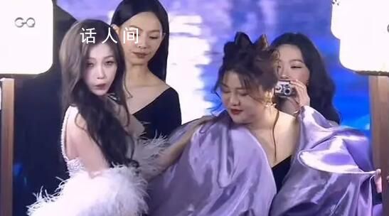 楊天真把易夢玲全擋住了 易夢玲的局促不安好尷尬