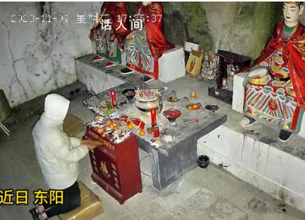 男子拜財神后偷香火錢:就當借的