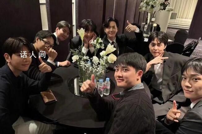 EXO全員參加經紀人婚禮 很久沒看到人這么齊了