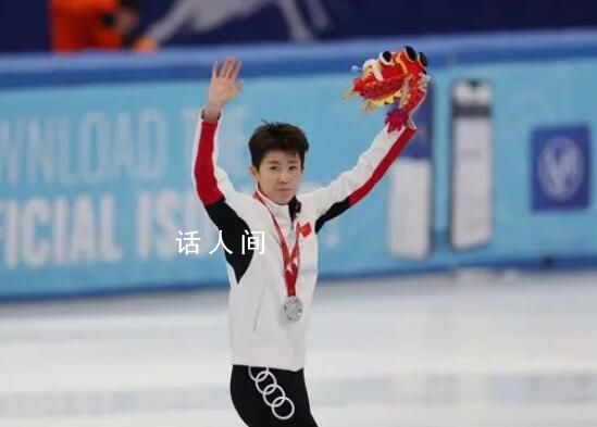 范可新又親吻冰面了 重現(xiàn)了她在北京冬奧會(huì)上的經(jīng)典場(chǎng)面