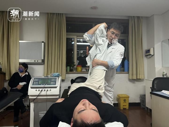 推拿科夜門(mén)診擠滿年輕人 越來(lái)越多的年輕人開(kāi)始關(guān)注自己的身體健康