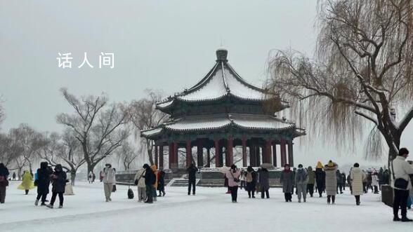 北京頤和園銀裝素裹 游客來到頤和園觀賞雪中皇家園林的美麗景觀