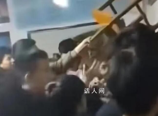 西安一高校學生砸門逃生避震 因樓門沒有打開學生們砸門逃生