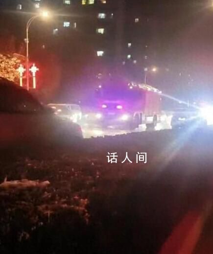 女子帶孩子逃生偶遇消防員丈夫出警 路上已經有很多居民聚集