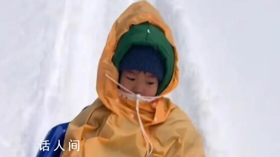 冬季限定接娃工具有點費家長 許多家長開始拉雪橇送孩子上下學(xué)