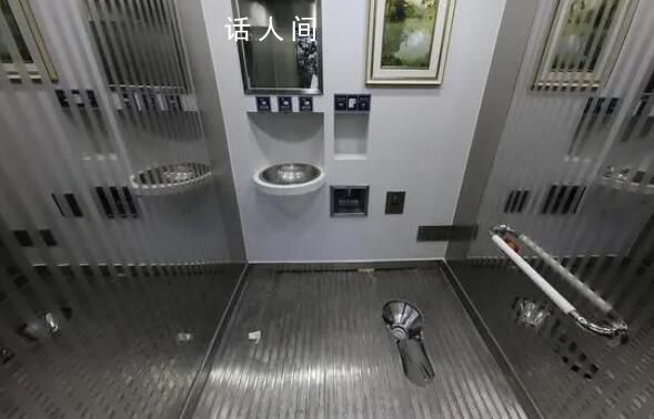 解放軍在地震災區設立淋浴方艙 全天可最大保障720人次淋浴需求