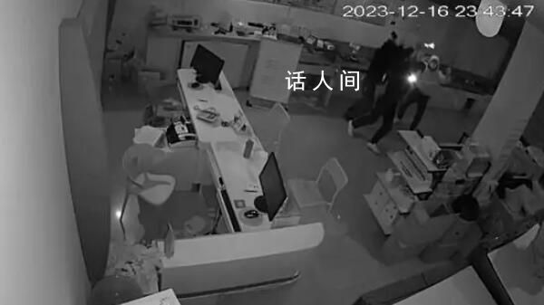 3男子盜竊23部手機(jī)后尬舞 涉案人員已全部落網(wǎng)