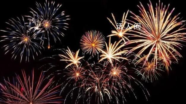 除夕三件套 看春晚團(tuán)圓飯放煙花