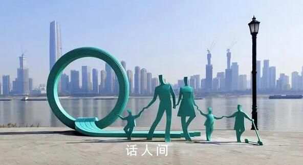 武漢一家三口的雕塑變成一家五口 父母帶著孩子出來玩耍