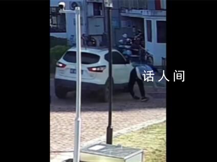 司機(jī)把油門當(dāng)剎車 5秒撞人兩次