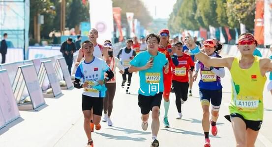 50多歲昆明市長全馬破4 凈計時成績?yōu)?小時47分48秒