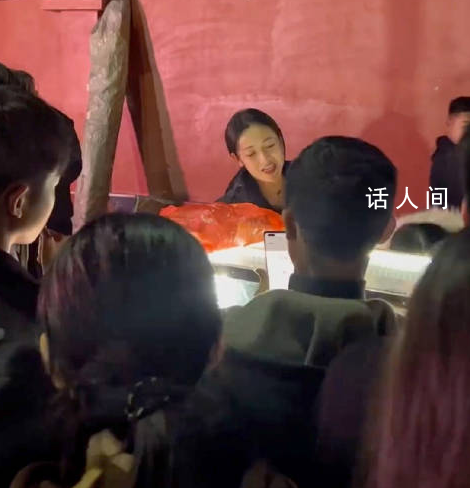 大家為糖葫蘆女生出攤保駕護航 成功恢復擺攤