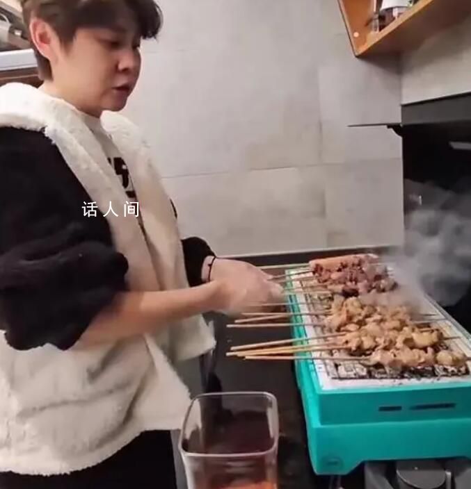 王濛說哈爾濱終于火了 化身燒烤師傅展示東北燒烤
