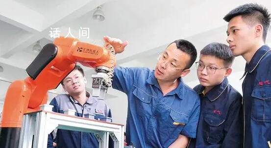 越來越多本科生“回爐”讀職校 實操技能讓他更勝任工作崗位