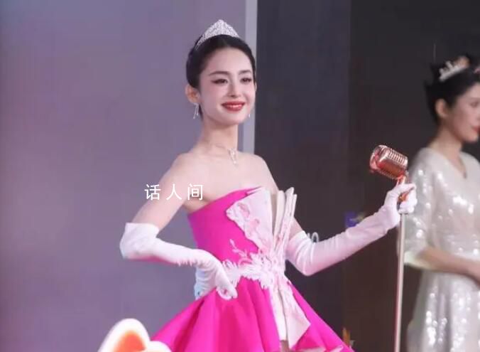 娜扎玩梗是選美小姐 娜扎微博之夜紅毯造型曝光