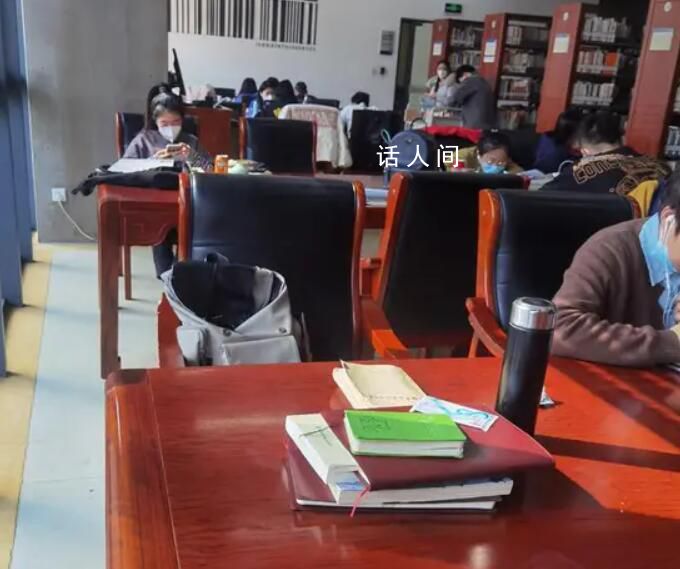 躲進(jìn)圖書館 他們“偽裝”上班