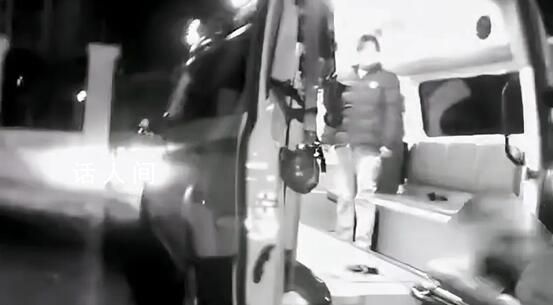 一女子與父對飲后醉臥樓道 民警趕到現場后聯系120和其家人