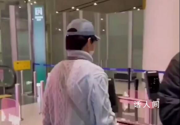 王俊凱機(jī)場(chǎng)怒懟代拍 你們還有一點(diǎn)公德心嗎