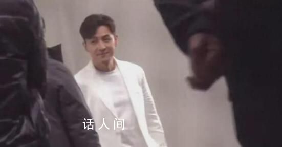 胡歌老婆產(chǎn)后復(fù)工陪其拍廣告 在片場的胡歌忙的不亦樂乎