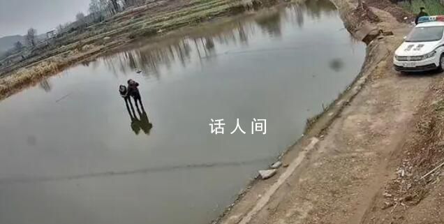 夫妻開車掉池塘站車頂求助像水上漂 讓人哭笑不得